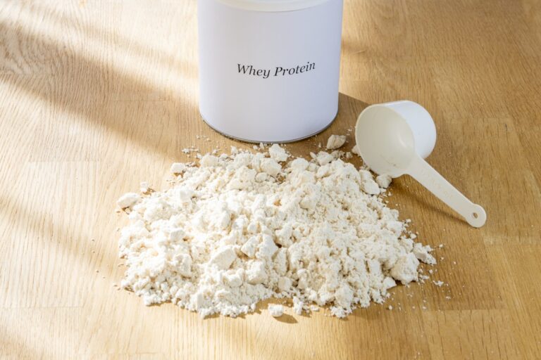 Do que é feito whey protein: composição e origem