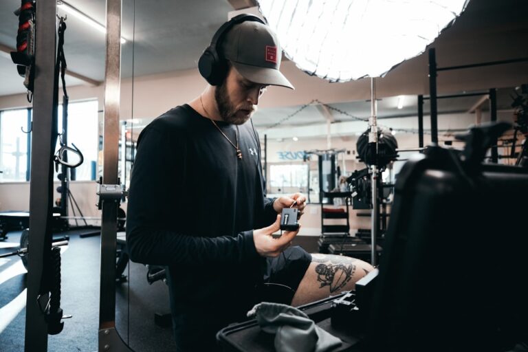 Homem Na Camisa Preta De Manga Comprida E Bone Preto Segurando Smartphone TBne8kdxzbc
