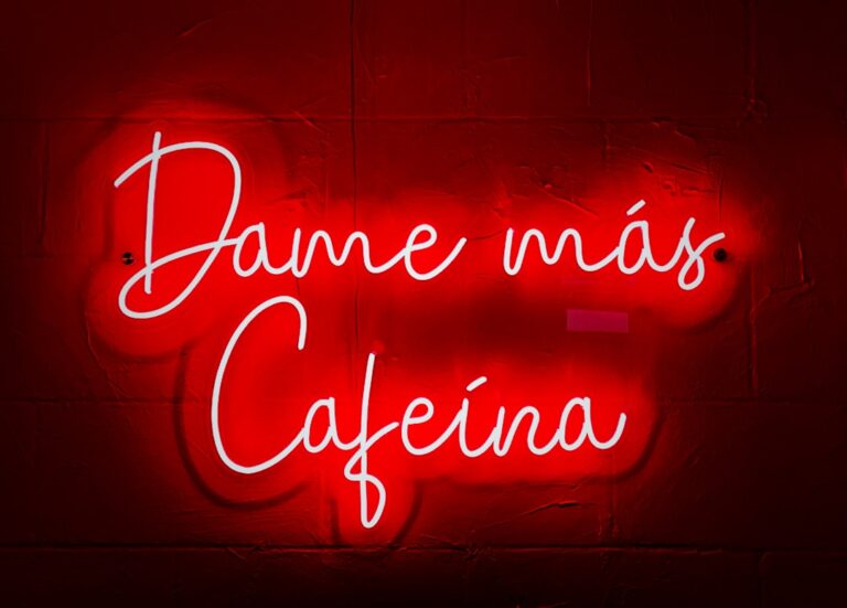 O que é cafeína? Guia completo sobre benefícios e riscos