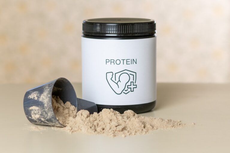 Um Frasco De Proteina Em Po Ao Lado De Uma Colher De Po R23MqZKCBcM