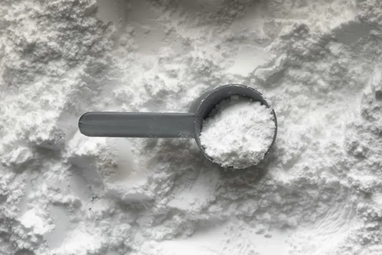 Creatina em excesso faz mal? Efeitos de doses altas